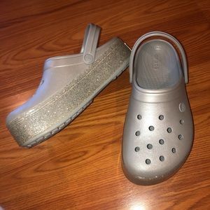 platform metallic silver crocs *comes w/ 3 charms*